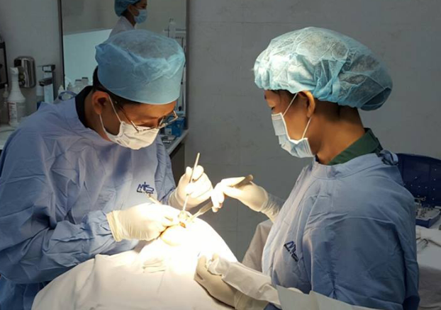 Các bác sĩ tại Dencos Luxury đang tiến hành tạo hình răng thỏ cho quý khách hàng tao-hinh-rang-tho